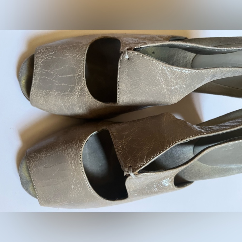 Comfortable grey open toe pumps